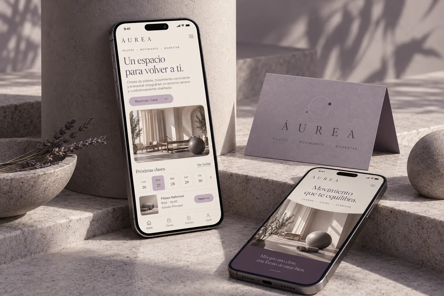 Mockup conceptual de ÁUREA: una interfaz móvil de reservas de bienestar y una tarjeta de membresía en tonos lavanda.
